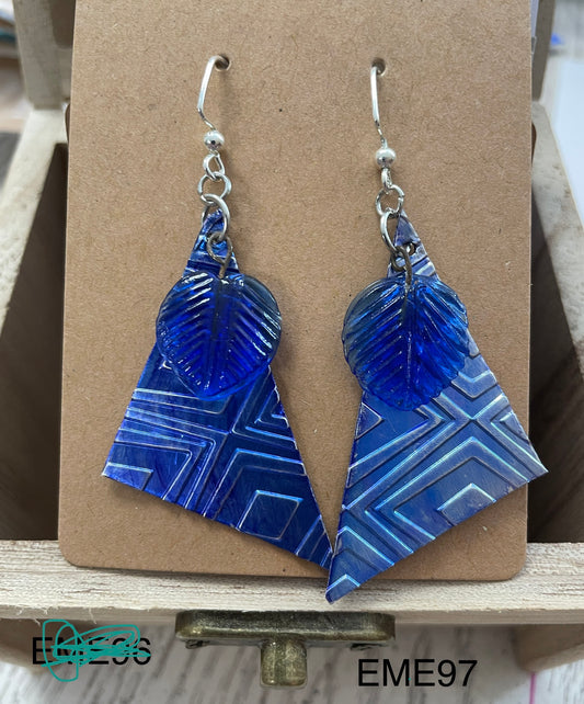 Textured triangles with blue leaf EME97